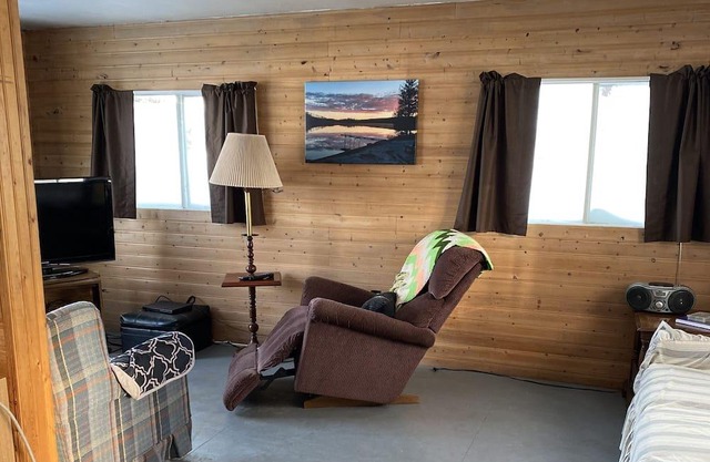 Cozy cabins on beautiful Long Point Lake