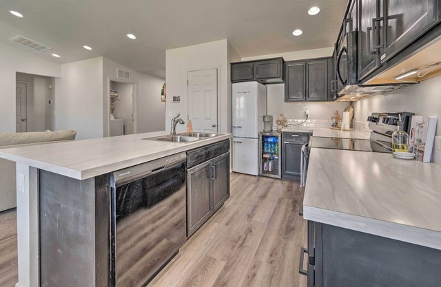 Cozy Caldwell Abode w/ Hot Tub ~ 3 Mi to Dtwn
