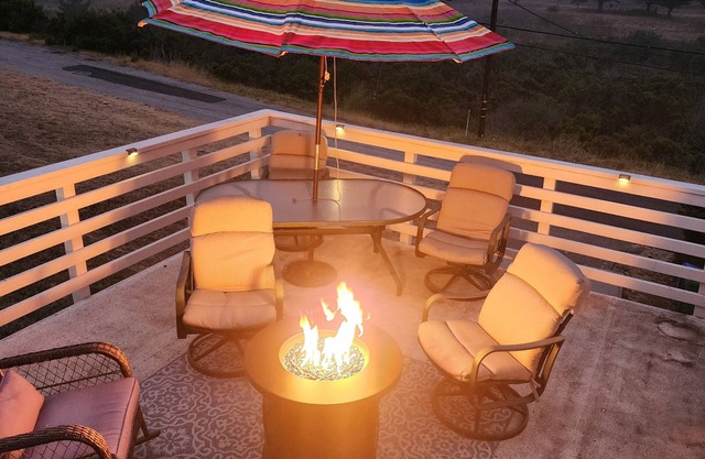 Cambria Mountain View Retreat/Firepit/EV Charger/Wi-Fi/Welcoming 2-bedroom house