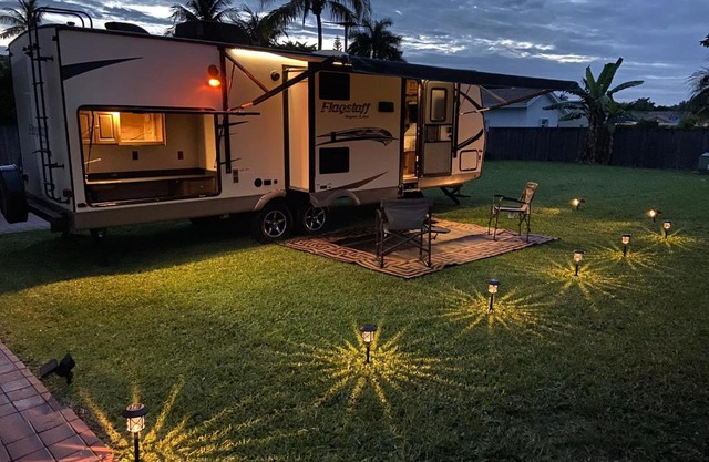 Cozy Camper - Free Parking