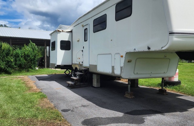 Cozy campground in beautiful Cottondale with AC