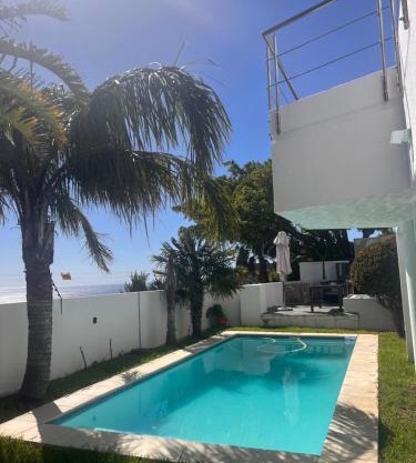 Cozy Camps Bay House with mountain and sea view