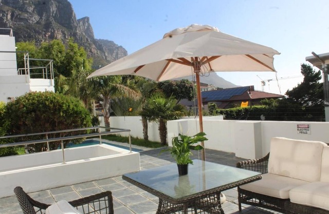 Acogedora casa en Camps Bay con vistas a la montaña y al mar