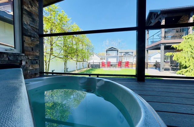 Cozy Canal Retreat. Sleeps 12!