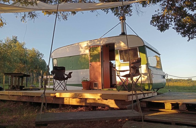 Cozy retreat caravan with outdoor bath