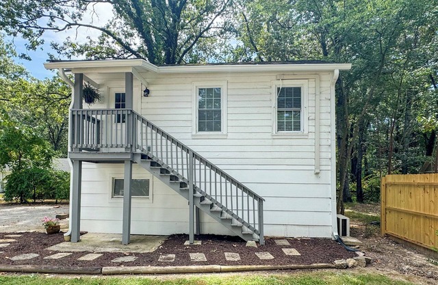 Cozy carriage house- sleeps 4