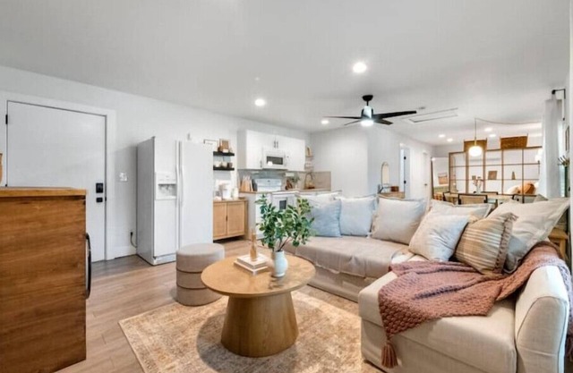 Cozy Casita in Downtown Entertainment District