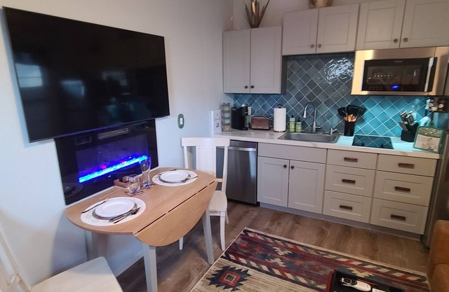 "Cozy Casita" Private Pool and Spa/ 1 Bed/ Full Kitchen/ Walk in Shower/ BBQ