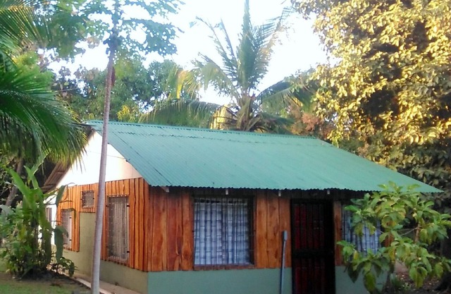 ¡Casita acogedora con agua caliente y aire acondicionado, playas cercanas, ferry y ciudad de Paquera!