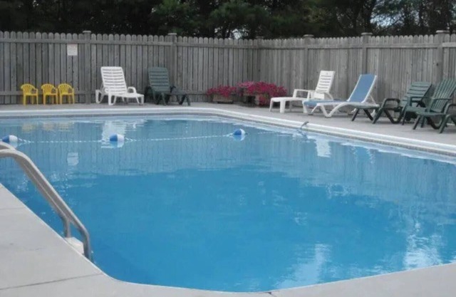 Cozy Cavendish cottage Silver Leaf (#10) with private hot tub!