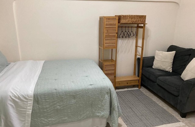 Cozy Cayman Guesthouse in Center of Island