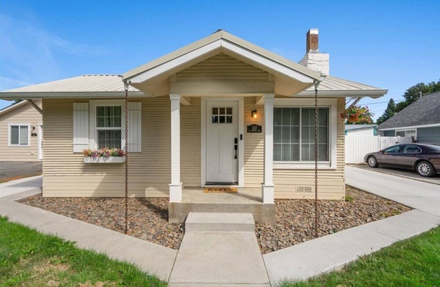 Cozy CdA Cottage with hot tub! Walk to downtown and lake.