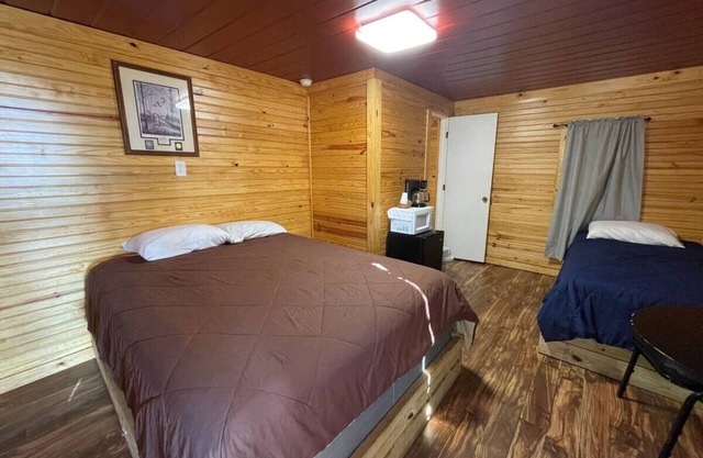 Cozy Cedar Cabin at Mill Creek Marina: Cabin 3