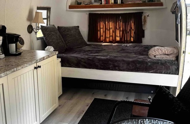 Cozy cedar cabin on 2 acres at Sheridan Lake