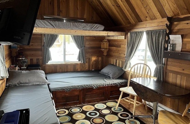 Cozy cedar cabin on 2 acres at Sheridan Lake