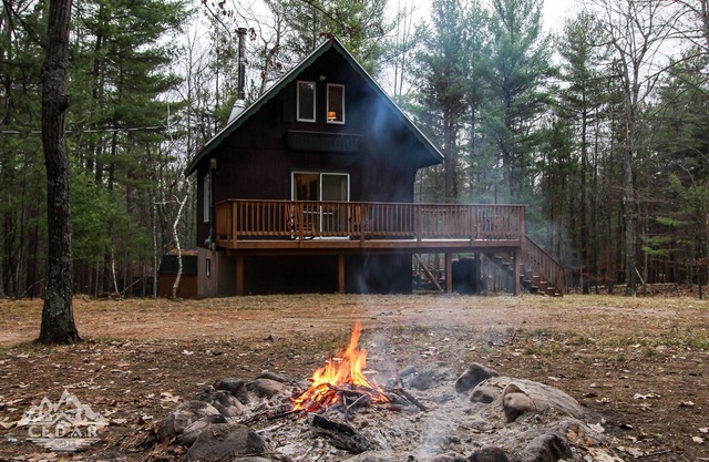 Cozy Cedar Chalet in the heart of the ADK's. Dog Friendly.