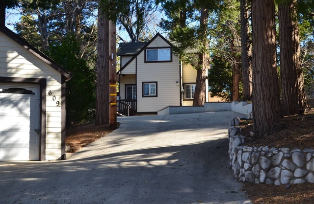 Cozy Cedar Lane Landing is nestled in Twin Peaks with all the amenities of home!