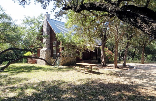 Bella Vista on the Frio -Charming 3-bedroom cabin with WiFi, AC in lovely Leakey