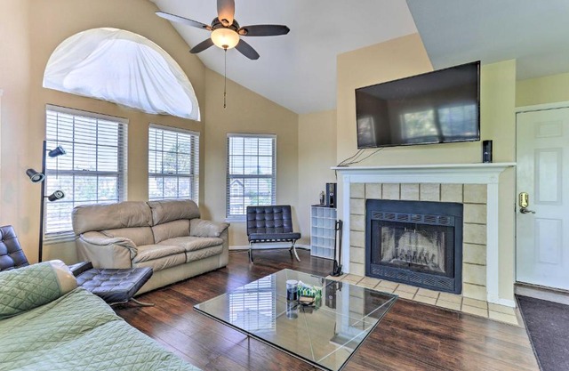 Cozy Centennial Condo about 15 Mi to Downtown Denver!