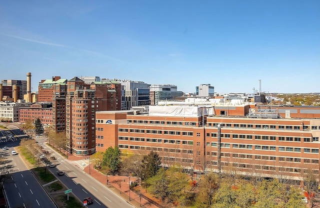 Cozy central Cambridge Stay w/ Pool Under Glass Atrium & City Views