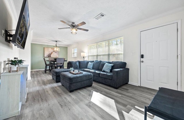 Cozy & Central Family Friendly 3BR Near Six Flags!