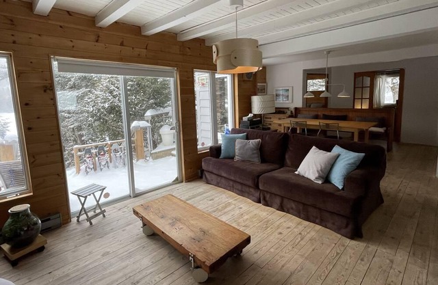 Cozy chalet on the lake and the Laurentians mountains