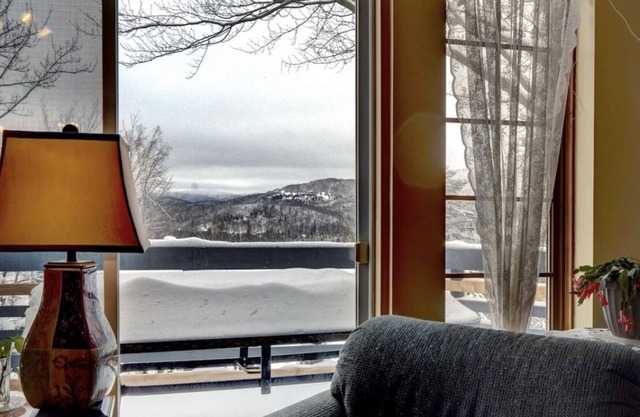 Cozy Chalet near Mont Tremblant w/ Private Spa + Fireplace / Sleeps 6 / Nature