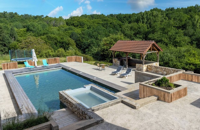 Chalet Acogedor en Saint-Cernin-de-l'Herm – Piscina Compartida & Estancia Relajante para 4 Personas