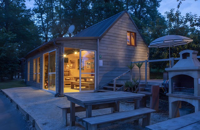 Chalet íntimo en Biron con piscina compartida
