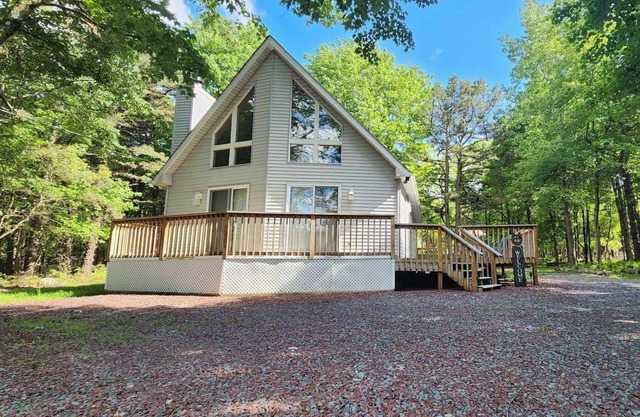 Cozy chalet in Pocono Mountains. Near skiing, Pocono Raceway & Jim Thorpe