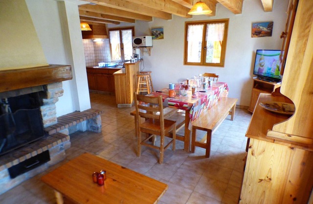Cozy Chalet in the Forest, Near Slopes, Sleeps 8, Terrace, 3 Bedrooms