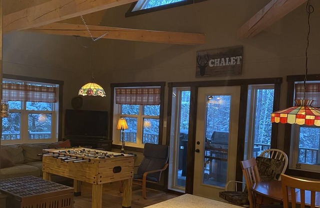 Cozy Chalet next to beaches and hiking trail