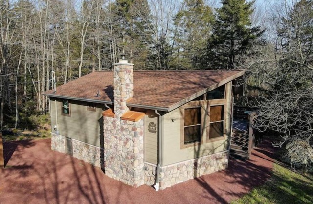 Cozy chalet/poos/ close to lake/ bikes/kayak