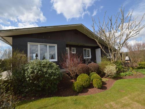Cozy Chalet with Pond, Malmedy