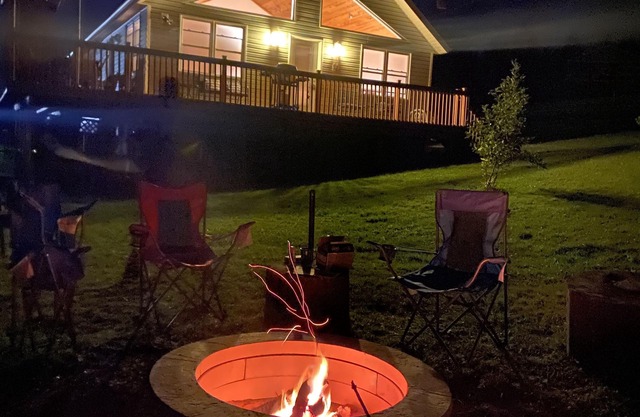 Cozy Chalet with Water View, Kayaks and Hot Tub on the Stanley River