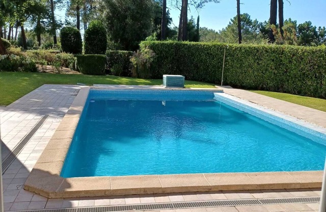 Cozy charming house with pool in a golf course 20 m from the beach, near Lisbon.