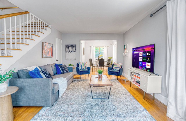 Cozy & Charming Home, Minutes to Everything!