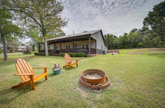 Cozy Checotah Retreat with Deck Near Eufaula Lake