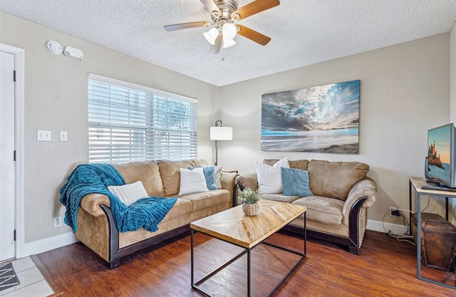 Cozy Cherie Down Townhome - 5 Minute Walk to the Beach!