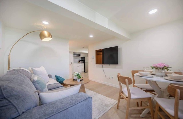 Cozy& Chic 1BR 1BA Lower Unit Near Lake Union
