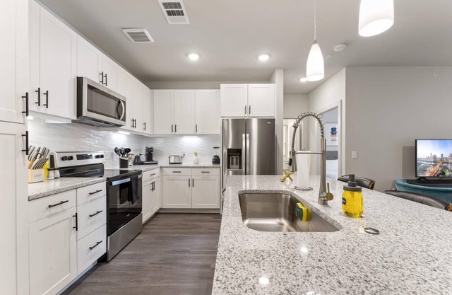 Cozy Chic 2BR King Suite Close to DT Domain UT