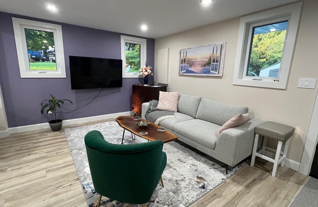 Cozy Chic Newly Built Getaway - 2 hours from Toronto!