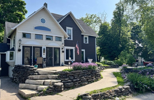 Cozy Chic of Cheboygan: Hot Tub, Tanning Bed, Massage Chair, Walk Everywhere!