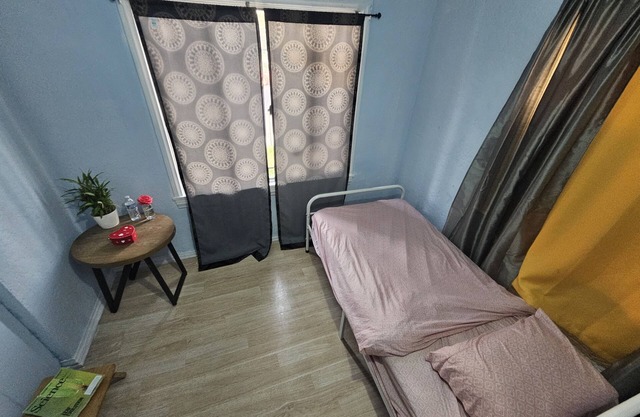 Cozy chill clean safe and peaceful spot 1 min from transportations near stores