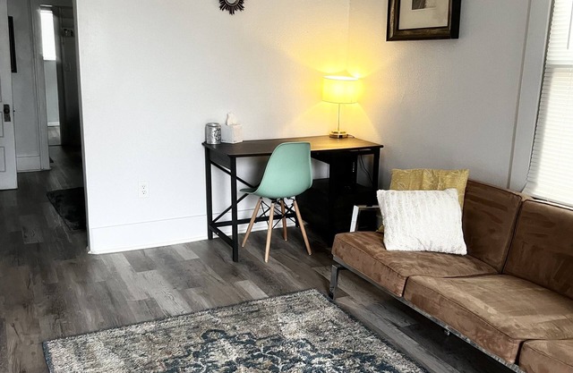 Cozy, City Center 1.2 miles Apt. Unit #1 Bottom Unit