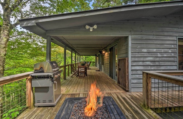 Cozy Clayton Cabin w/ Deck & Mountain Views!