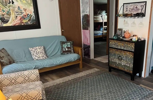 Cozy Clean 2 Bedroom Near Trails