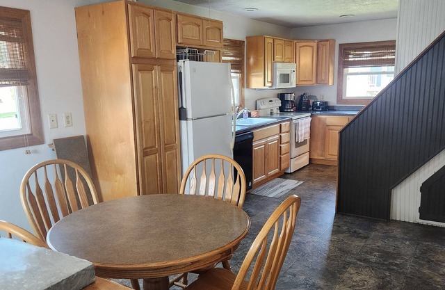 Cozy, clean 3-bedroom house with AC and WiFi in serene Brownsville, MN.
