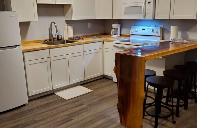 Cozy, clean, lodging located a few minutes walk from Knudson Cove Marina.