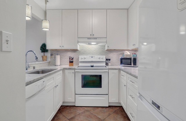 Cozy & Clean, Pet Friendly Belvedere Cottage, 2 blocks to Forsyth Park.